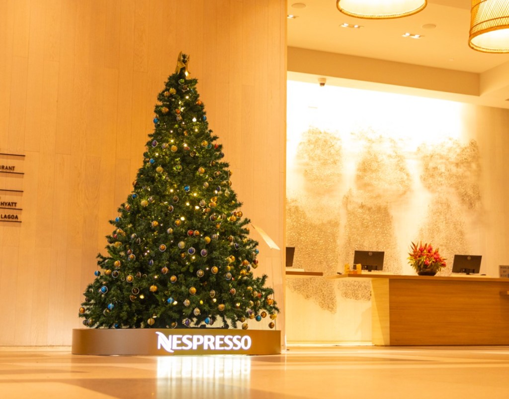 arvore-de-natal-capsulas-de-cafe-reutilizadas-02 Árvore de Natal é decorada com 600 cápsulas de café reutilizadas