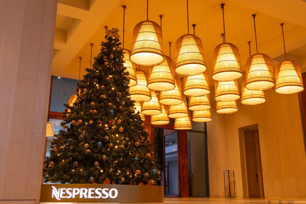 arvore-de-natal-capsulas-de-cafe-reutilizadas-03 Árvore de Natal é decorada com 600 cápsulas de café reutilizadas