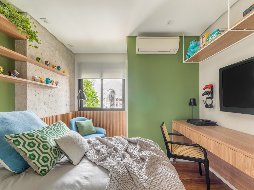 Cozinha integrada com bancada de neolith e cristaleira é destaque em apê. Projeto de Pietro Terlizzi. Na foto, quarto infantil com bancada de estudos, parede verde e cabeceira de lambri.