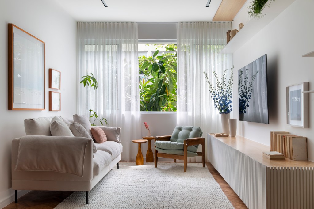 Detalhes em laca dão destaque à marcenaria de apê de 110m² com décor leve