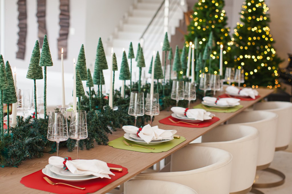 Inspirações de mesa posta de natal e fim de ano. Na foto, mesa posta com produtos da FerDan Home.