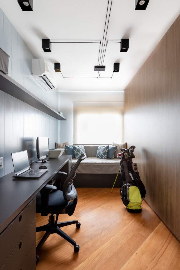 painel-rack-tv-separam-living-home-office-ape-75m-ilse-arquitetura-02-home-office Painel e rack de TV separam living de home office em apê de 75m². Projeto de ISE Arquitetura. Na foto, quarto de hóspedes com home office, bancada.