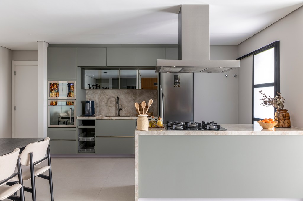 Quartzito Taj Mahal dá charme e funcionalidade à apê para jovem casal