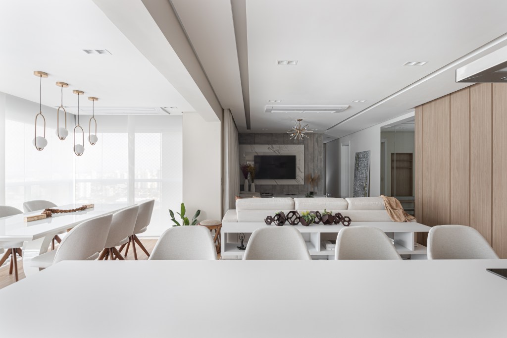 Reforma em apê de 140m² transforma banheiro em biblioteca de home office