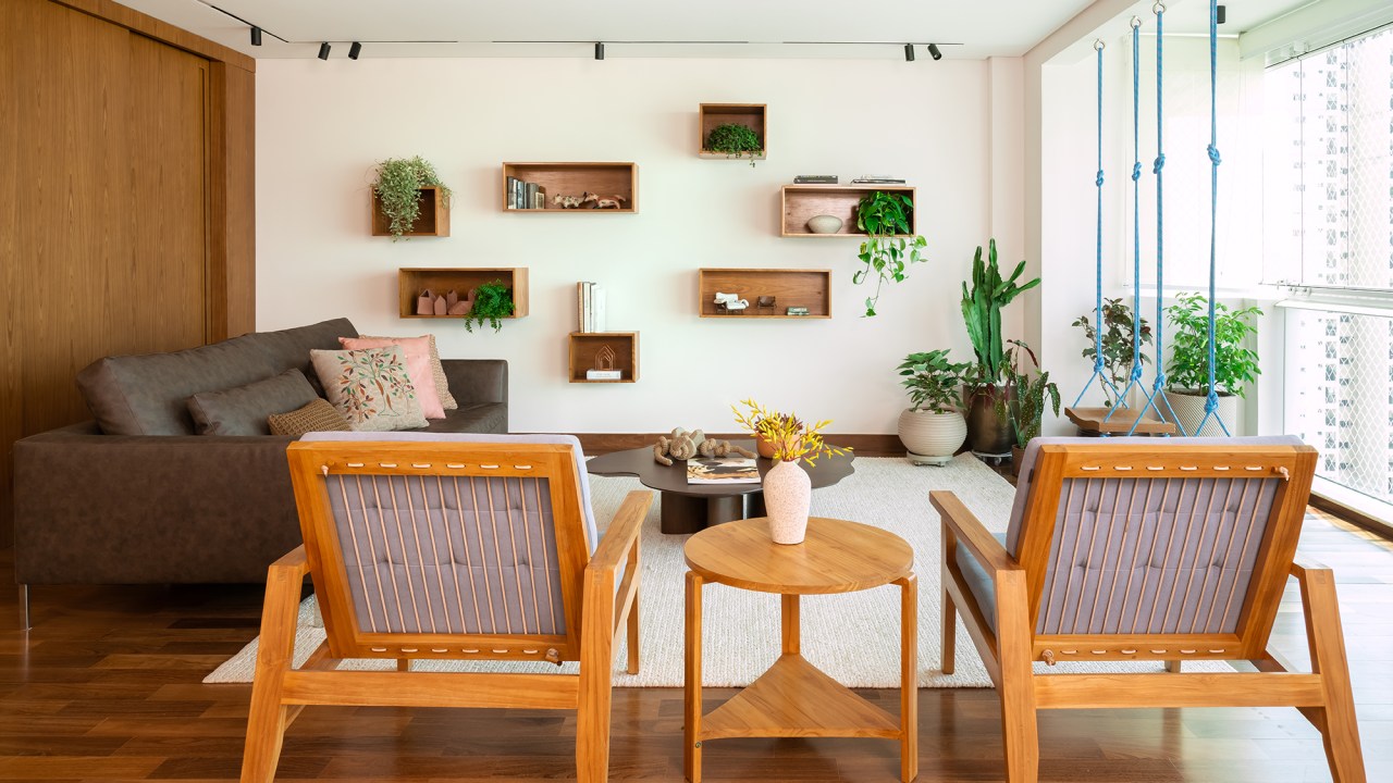 Apartamento de 188 m² ganha dois cooktops na cozinha e balanços na sala, Projeto Raízes Arquitetos. Na foto, sala de estar com nichos e balanços.