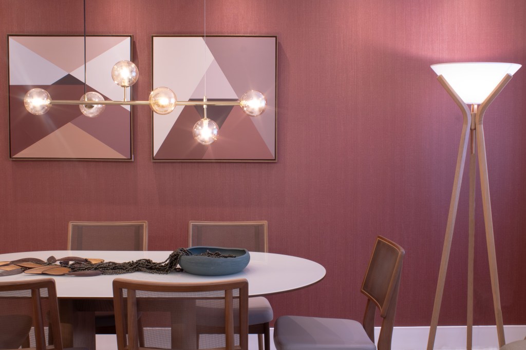 Apartamento de 80 m² ganha lareira a gás e parede marsala na sala