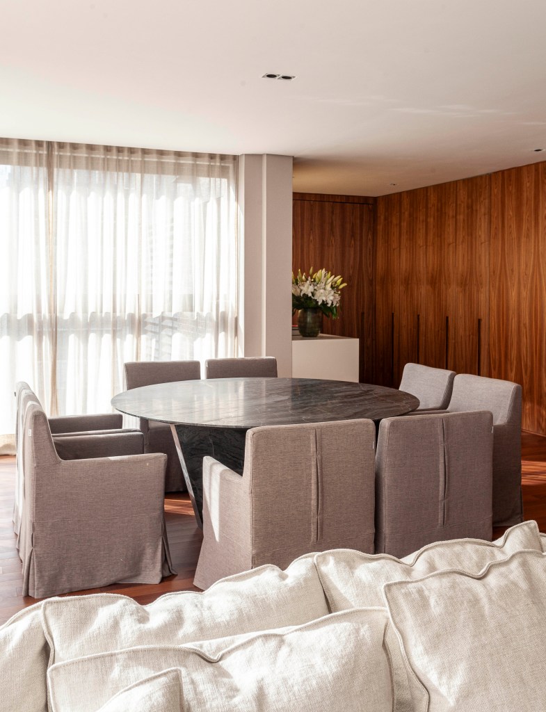 ape-174-m-decoracao-classica-sofisticada-tons-neutros-david-bastos-12 Apê de 174 m² tem decoração clássica e sofisticada com tons neutros. Projeto de David Bastos. Na foto, sala de jantar com mesa redonda e cadeiras.