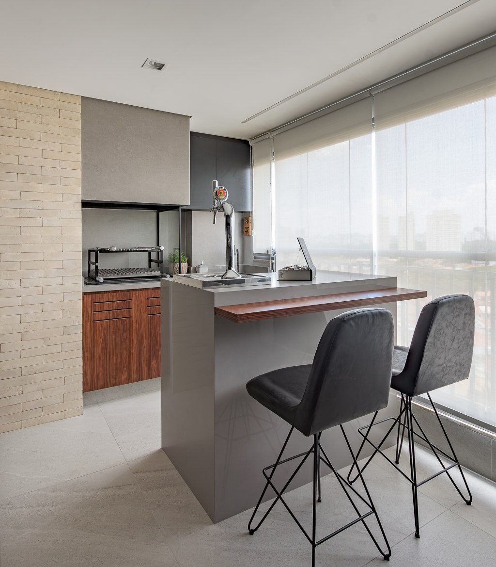 Apê de 79 m² tem cantinho com cervejeira na varanda e penteadeira