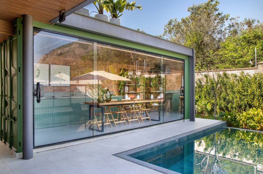 Casa de 300 m² tem cozinha verde oliva e área gourmet em contêiner