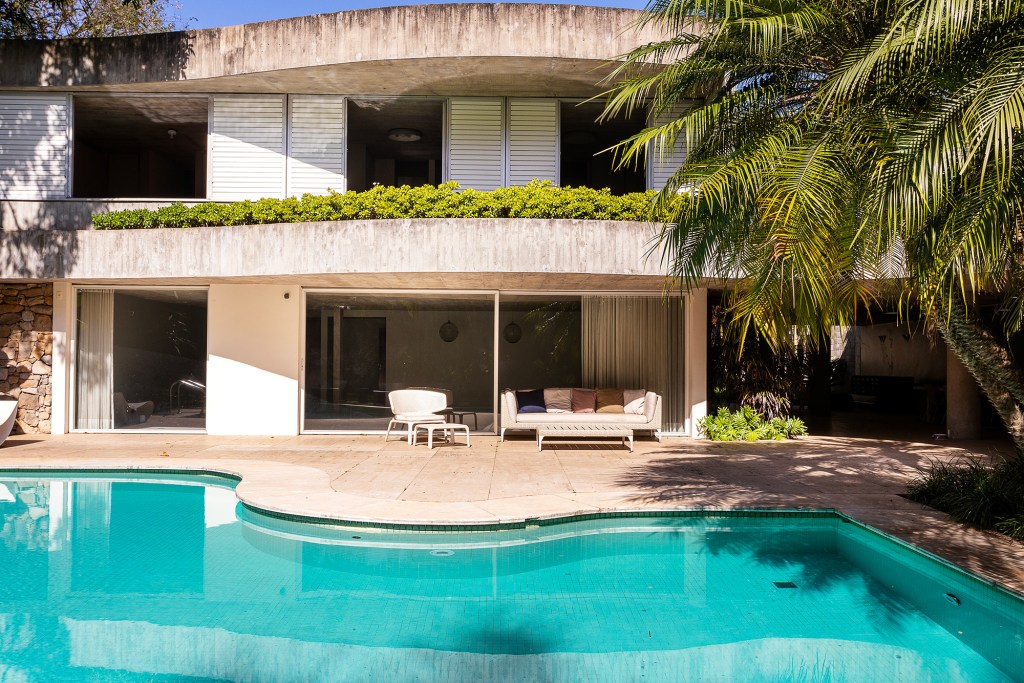 Casa modernista tem projeto de Ruy Ohtake e releitura de Márcio Kogan