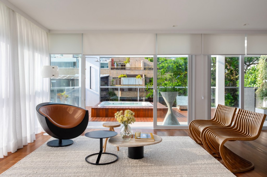 Deck molhado com banheira de hidro faz desta cobertura de 280 m² um spa