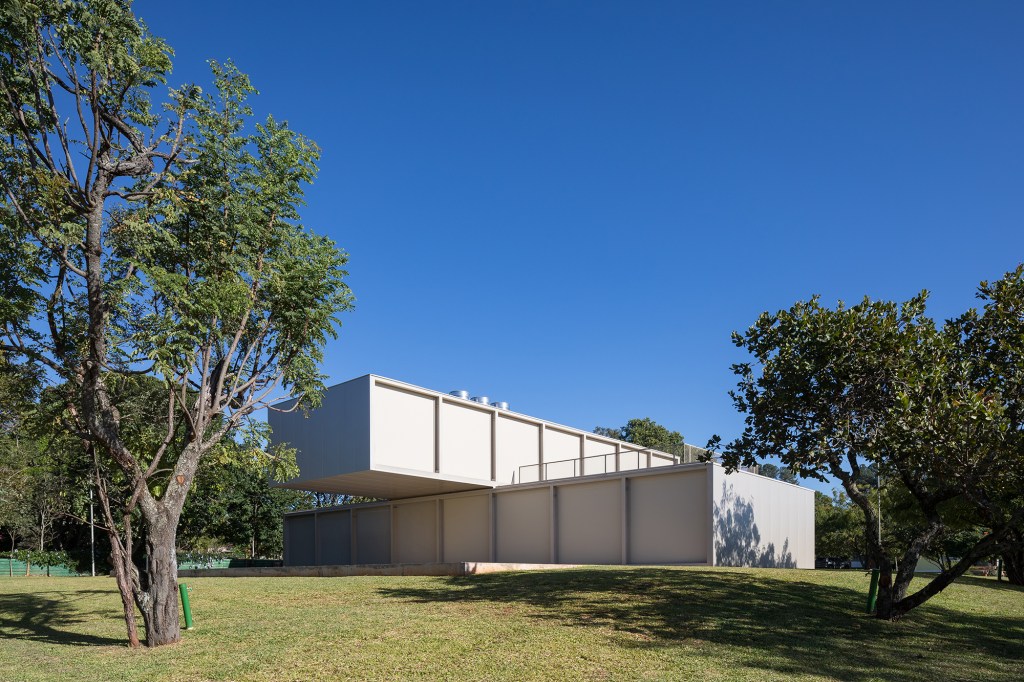 Dois volumes sobrepostos compõem esta casa de 500 m² em Brasília. Projeto de Bloco Arquitetos. Na foto, fachada da casa com jardim.