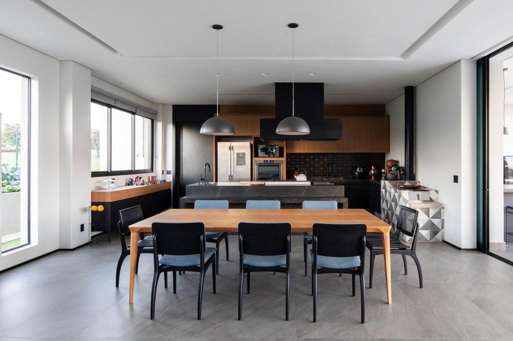 fachada-cobogos-efeito-cenico-casa-interior-sao-paulo-starq-arquitetos-credito-maira-acayaba (18) Fachada de cobogós cria efeito cênico nesta casa no interior de São Paulo. Projeto de Starq, Na foto, cozinha gourmet com forno a lenha.