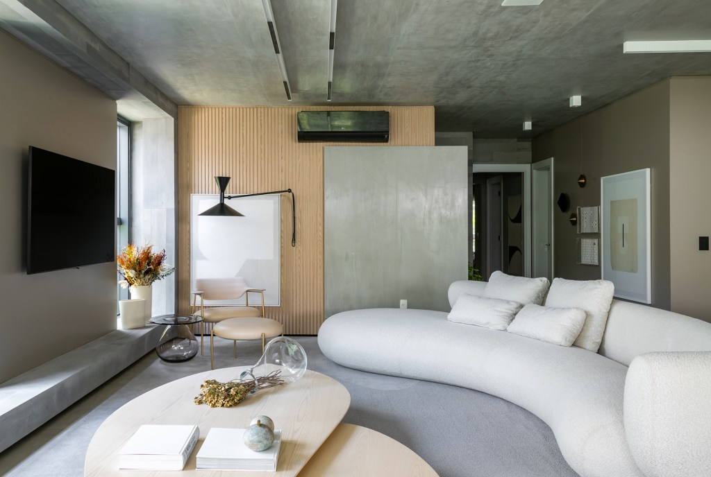 Formas orgânicas e tons neutros criam aconchego neste apê de 190 m²