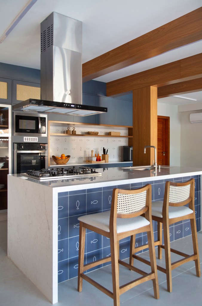 ilha-cozinha-azulejos-peixes-destaque-casa-travessa-arquitetura-04-azul Ilha de cozinha revestida de azulejos com peixes é destaque nesta casa. Projeto de Travessa Arquitetura. Na foto, cozinha com marcenaria azul, ilha com azulejos e mármore.