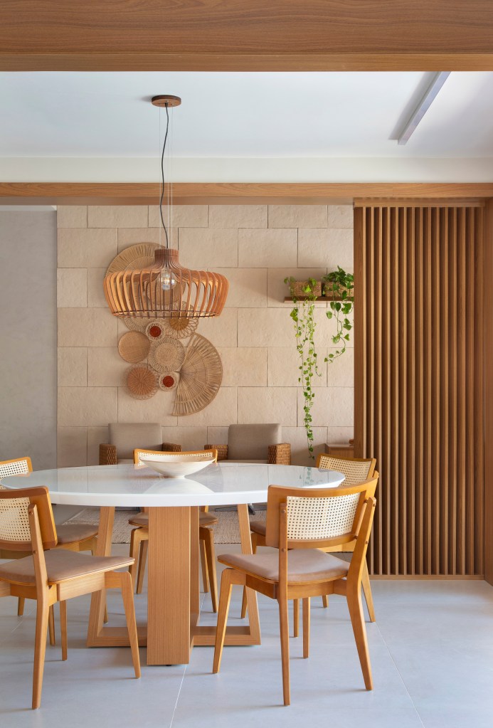 ilha-cozinha-azulejos-peixes-destaque-casa-travessa-arquitetura-08-sala-praia Ilha de cozinha revestida de azulejos com peixes é destaque nesta casa. Projeto de Travessa Arquitetura. Na foto, sala de estar, luminária de palhinha, mesa redonda de tampo branco.