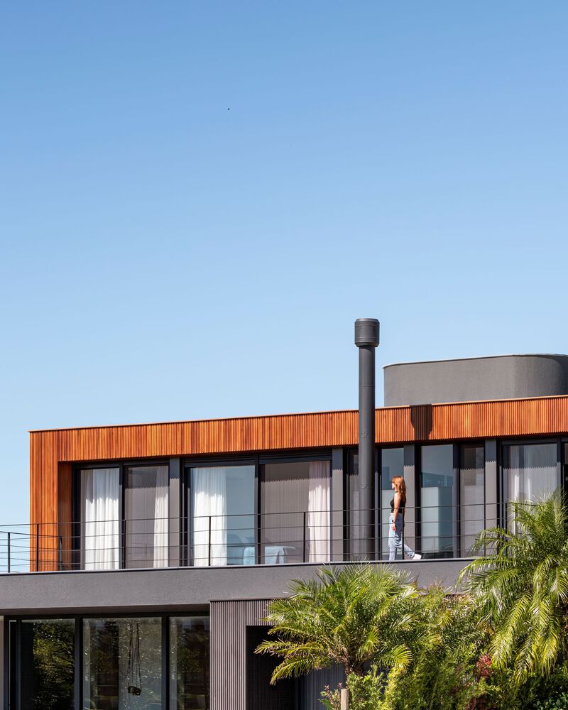 jardins-internos-externos-interligam-comodos–casa-500-m2-stemmer-rodrigues-credito-gabriel-konrath-marta-ribeiro (10) Jardins internos e externos interligam os cômodos desta casa de 500 m². Projeto de Stemmer Rodrigues. Na foto, fachada com jardim.