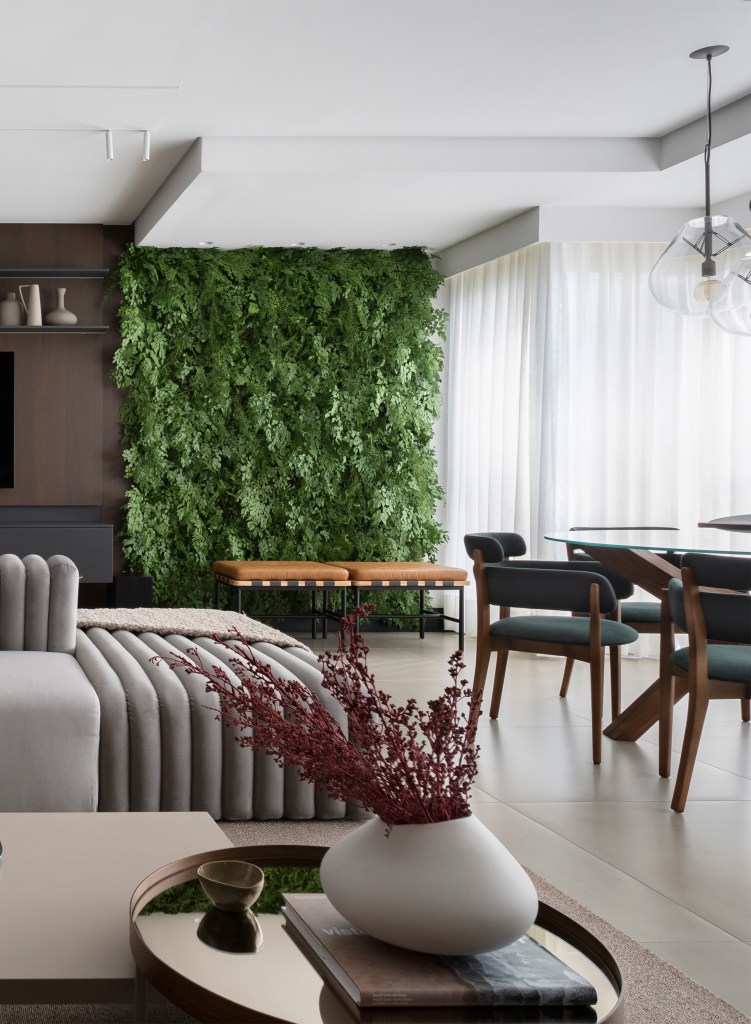 sofa-ilha-e-ponto-central-ape-135m-area-gourmet-teto-arquitetura-02-sala-jardim-vertical Sofá ilha é ponto central da sala de apê de 135m² com área gourmet. Projeto de Teto Arquitetura. Na foto, sala de estar com sofá ilha e jardim vertical.