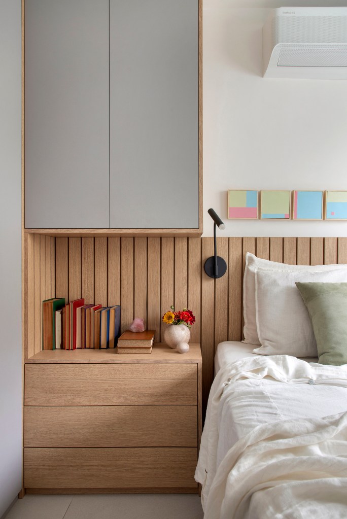 ape-105-m-dois-espacos-de-estar-cozinha-gourmet-rafael-ramos-13-quarto Apê de 105 m² para mãe e filha tem dois espaços de estar e cozinha gourmet. Projeto de Rafael Ramos. Na foto, quarto com armário L com nicho abrigando mesinha lateral.