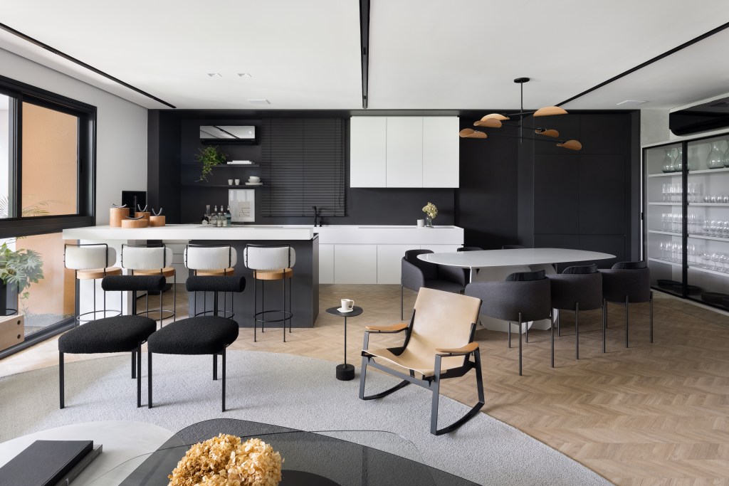 Apê de 142 m² tem paleta elegante de preto e branco e layout integrado