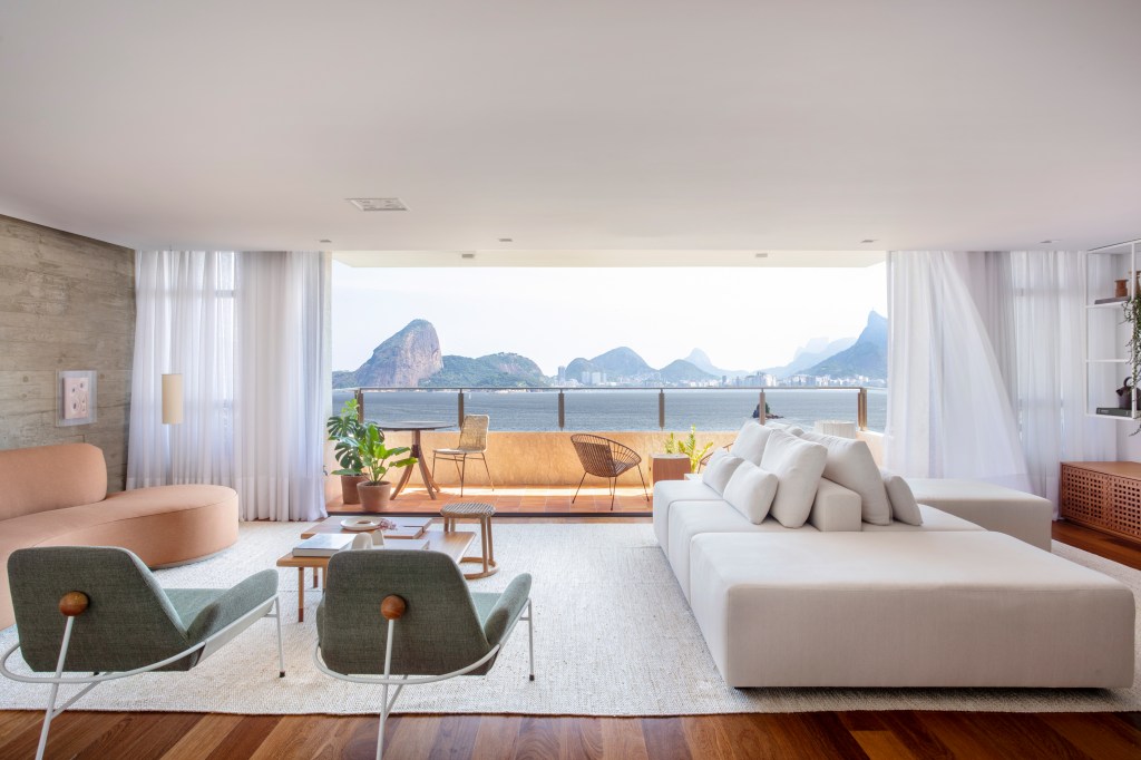 Apê de 300 m² tem sala íntima com TV e cozinha com armários amarelos