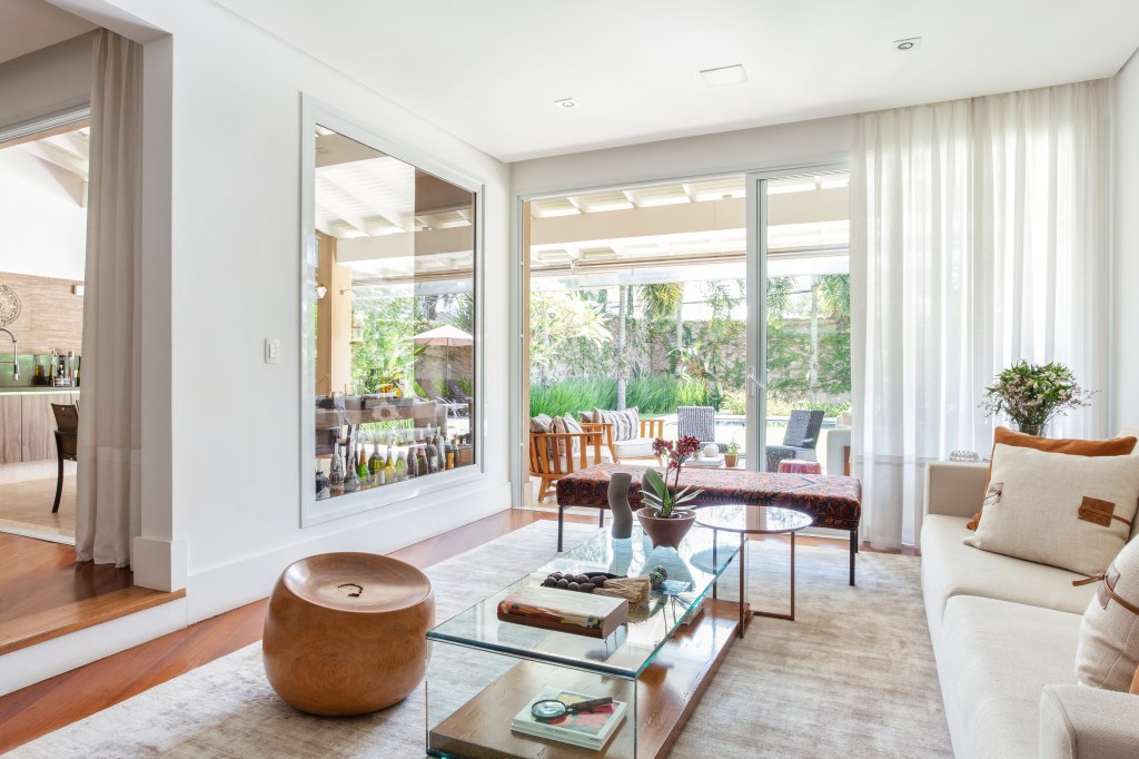 Casa com piscina e varanda gourmet tem sala íntima para videogames e jogos