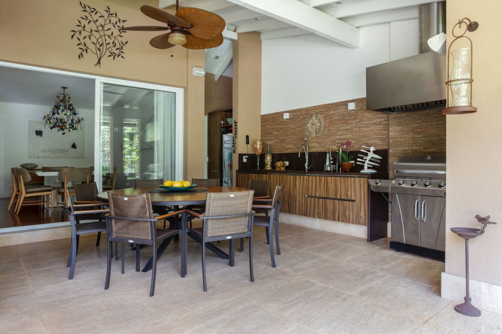 casa-piscina-varanda-gourmet-sala-intima-videogames-jogos-dantas-e-passos-arquitetura-11 Casa com piscina e varanda gourmet tem sala íntima para videogames e jogos. Projeto de Dantas & Passos Arquitetura. Na foto, área gourmet, mesa redonda, churrasqueira.