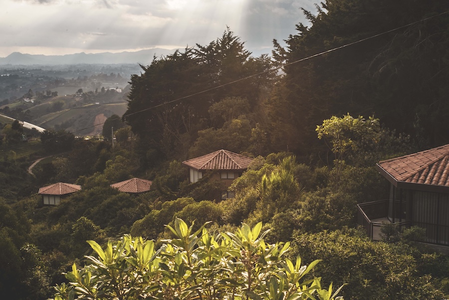 Hotel sustentável na Colômbia tem área de reflorestamento e permacultura. Na foto, vista externa da fachada em meio à floresta.