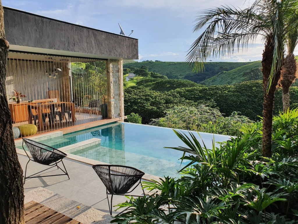 jardim-200-m2-paisagismo-tropical-lago-piscina-julio-sousa (6) Jardim de 200 m² tem paisagismo tropical e lago que funciona como piscina. Projeto de Júlio Sousa, Na foto, piscina com borda infinita e varanda.