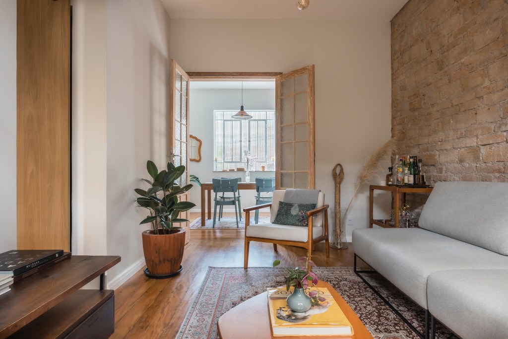 Sobrado de 100 m² ganha solarium e décor que é mix de rústico e retrô