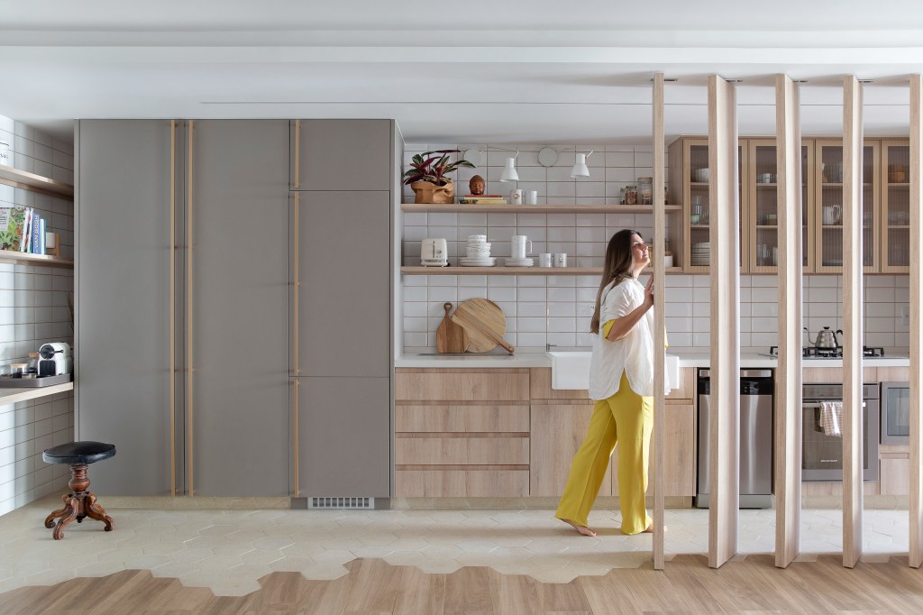 Apê clean de 93 m² tem cuba farm sink, espelho giratório, brises e lambris