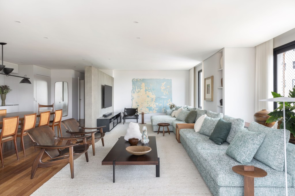 Design e cozinha com piso de ladrilho verde são destaque em apê