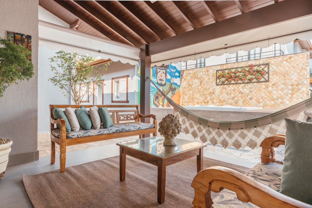 estilo-rustico-chic-madeira-tendencia-pb-arquitetura-01 Estilo rústico chic com madeira é tendência na decoração. Projeto de Patrícia Penna. Na foto, área externa com bancos de madeira, mesa de centro, rede.