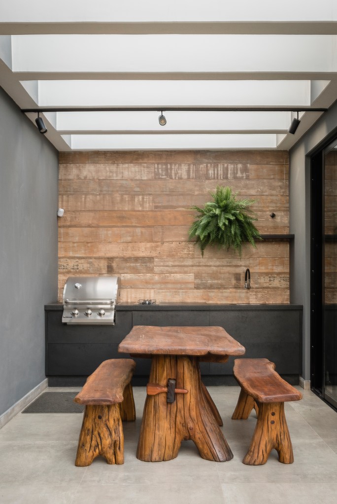 estilo-rustico-chic-madeira-tendencia-pb-arquitetura-07 Estilo rústico chic com madeira é tendência na decoração. Projeto de Patrícia Penna. Na foto, área gourmet com churrasqueira, mesa rústica de madeira.