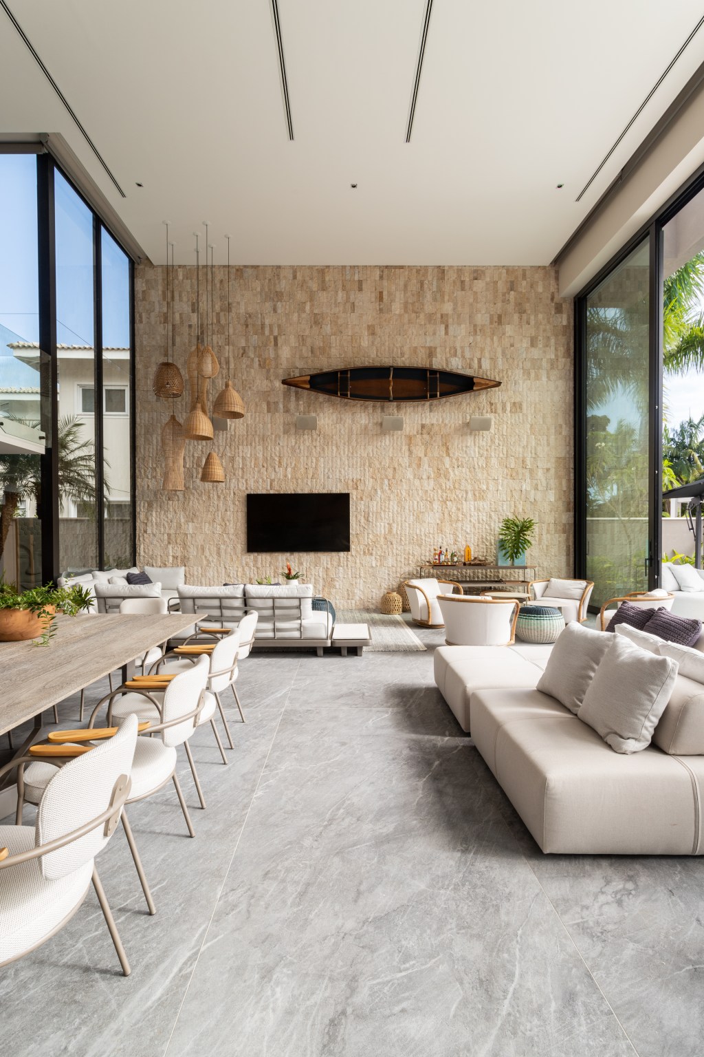 Mix de elementos artesanais, naturais e tecnologia definem casa de praia