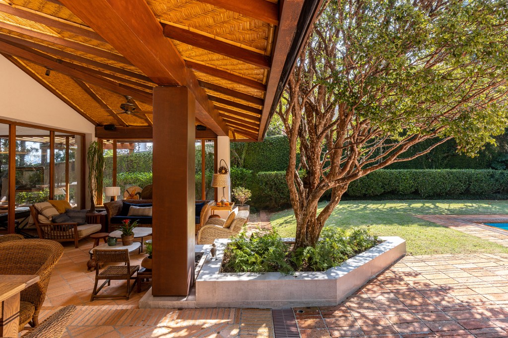 Novo layout de casa dos anos 1980 mantém essência da arquitetura original. Projeto de Terça Arquitetura. Na foto, varanda com piscina e jardim.