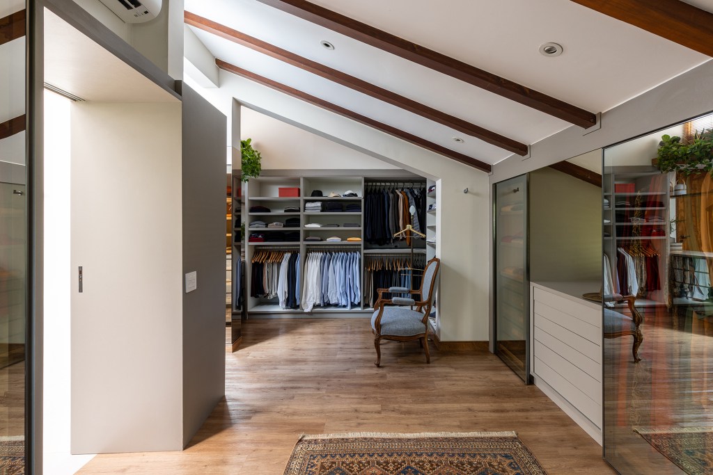 Novo layout de casa dos anos 1980 mantém essência da arquitetura original. Projeto de Terça Arquitetura. Na foto, closet com telhado inclinado e espelho.