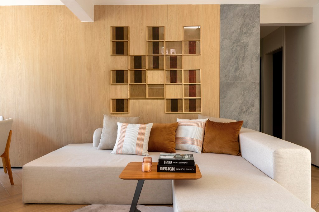 Porta do armário serve de tela para vídeos neste apê de 67 m²