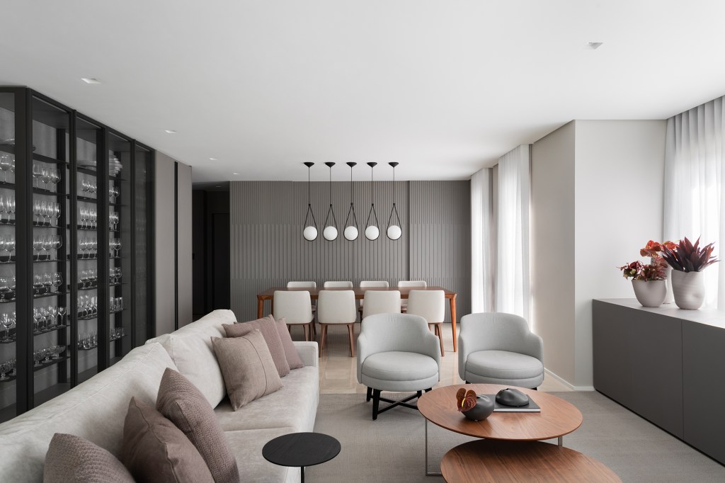 Tons de cinza criam elegância neste apartamento de 256 m²