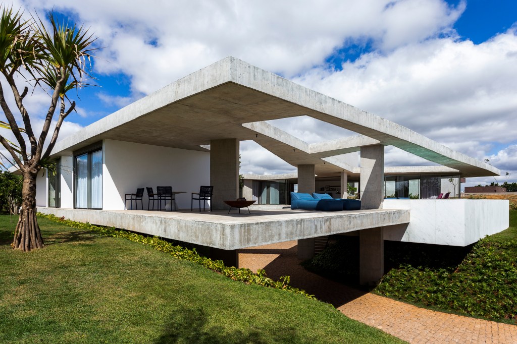 vazios-passarelas-recortes-desenho-casa-485-m2-fgmf-credito-fran-parente-israel-gollino (11) Vazios e passarelas fazem recortes no desenho desta casa de 485 m². Projeto de FGMF. Na foto, varanda, passarela e jardim.