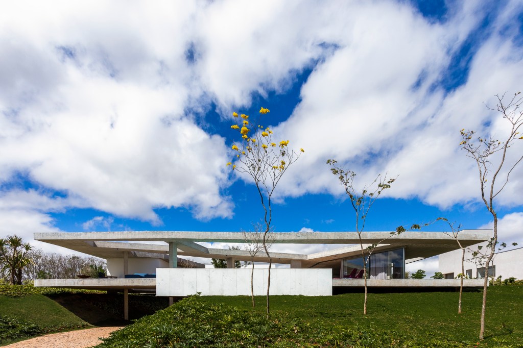 Vazios e passarelas fazem recortes no desenho desta casa de 485 m². Projeto de FGMF. Na foto, varanda, passarela e jardim.