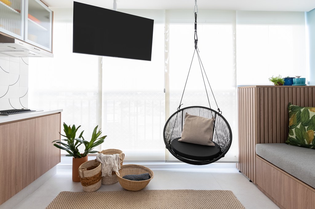 Apartamento de 83 m² ganha décor acolhedor sem derrubar nenhuma parede. Projeto do Estúdio Maré, Na foto, varanda com banco e balanço.