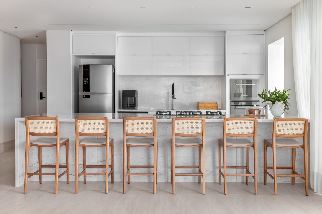 À beira-mar, apartamento de 160 m² traz estética clean e atemporal