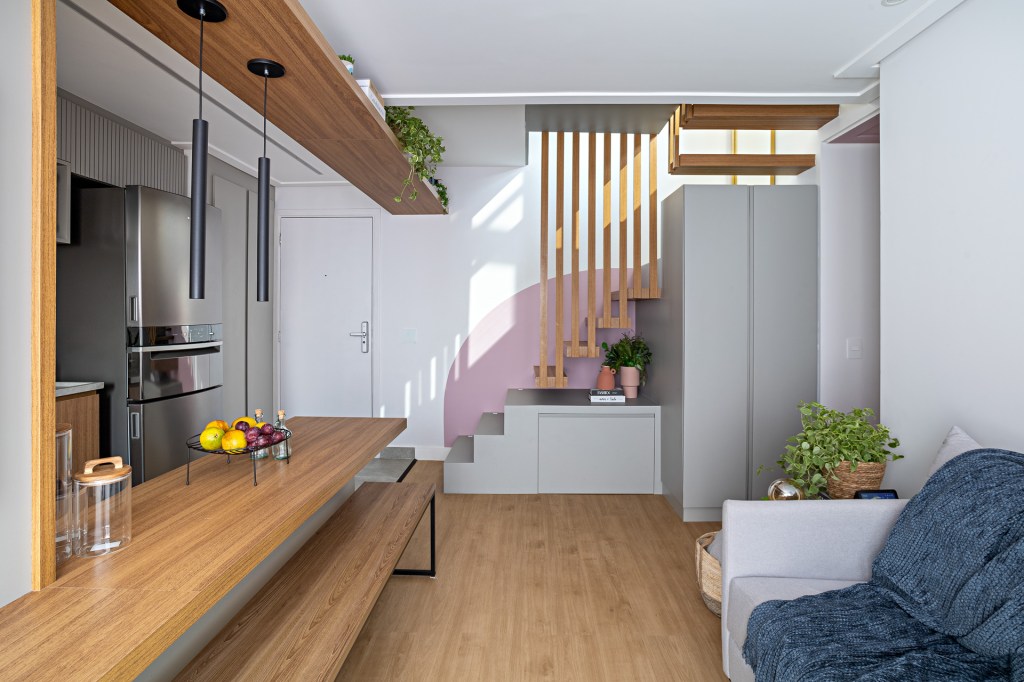 Cobertura tem espaço de armazenamento embaixo da escada e hidromassagem