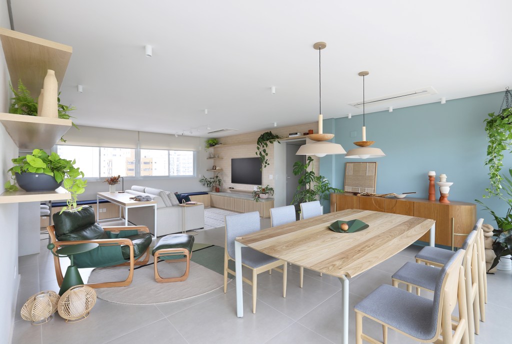 Cozinha verde e espaço para a cachorrinha marcam apê de casal gamer