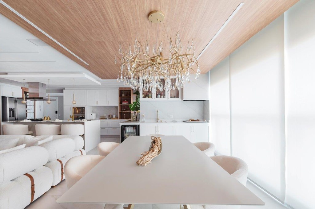 Dourado nos pendentes, serralheria e metais dão brilho à apê