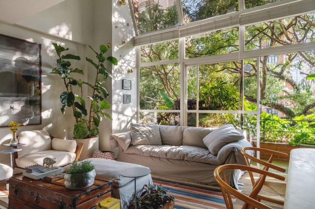 Mezanino é transformado em quarto nesta cobertura de 95 m²