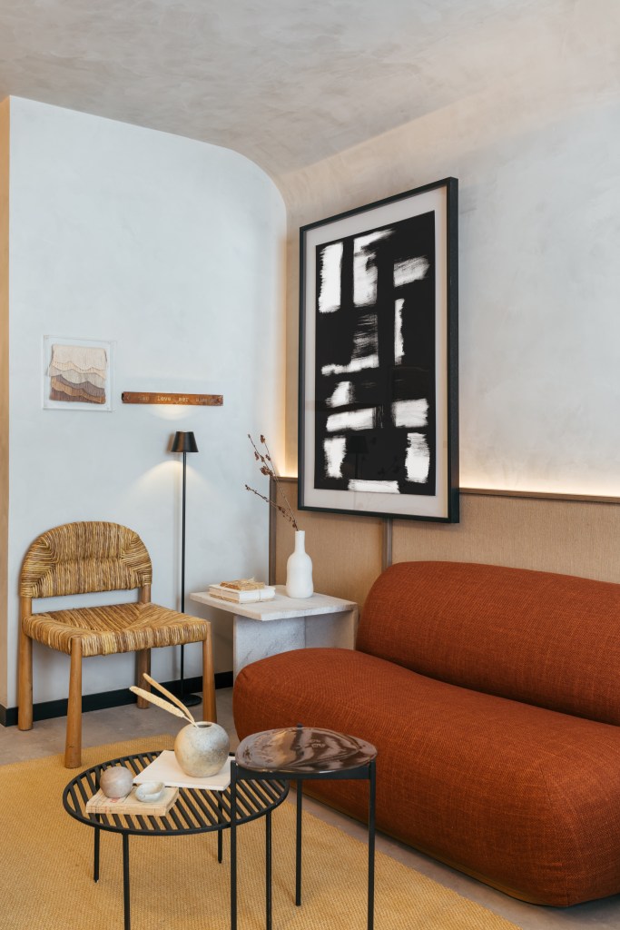 mini-loft-28-m-decor-wabi-sabi-tons-terrosos-e-minerais-studio-leandro-neves-14 Mini loft de 28 m² ganha décor wabi-sabi com tons terrosos e minerais. Projeto de Studio Leandro Neves. Na foto, sala de estar, sofá terracota, cadeira de palhinha.