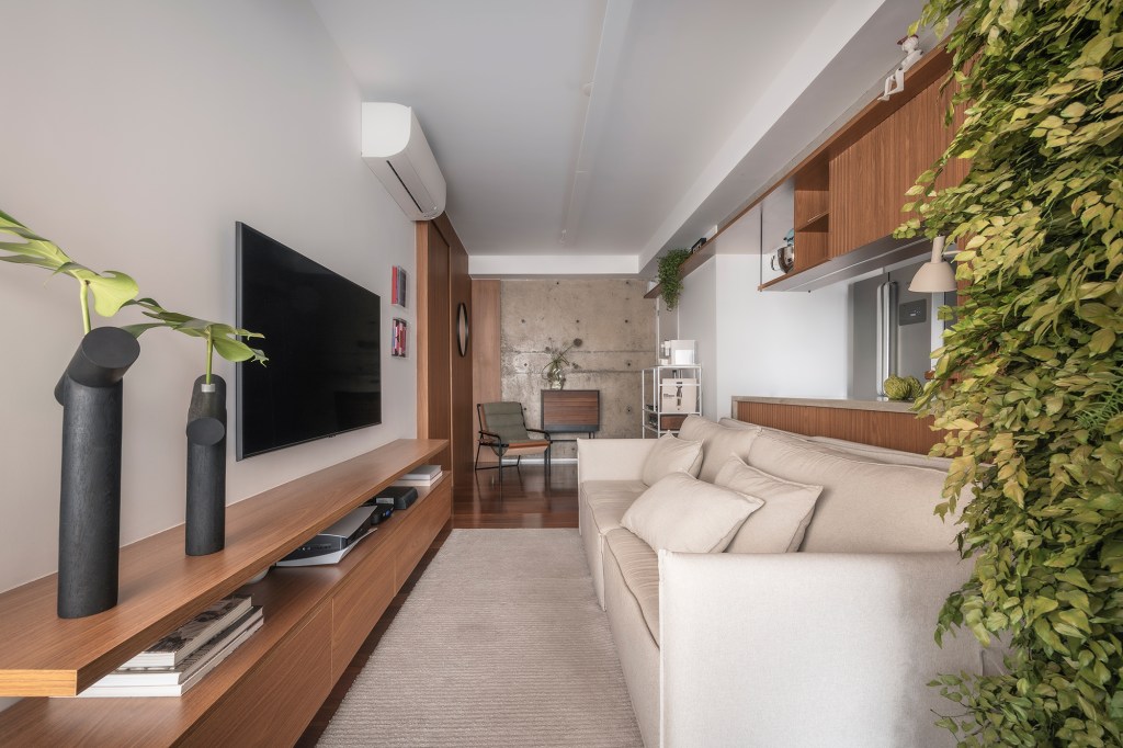 Mix de elementos naturais e industriais marca décor deste apê de 67 m²