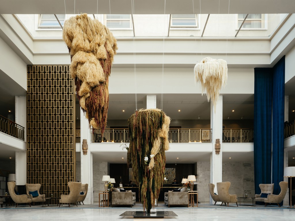 Nathan Kunigami expõe instalações inspiradas em ikebana em Portugal